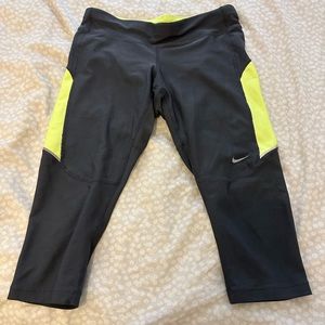 Nike Cropped Dri-Fit Workout Leggings with Pocket